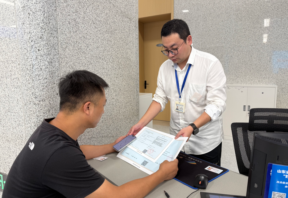 临港区核发全市首张全程电子化办理的食品经营许可