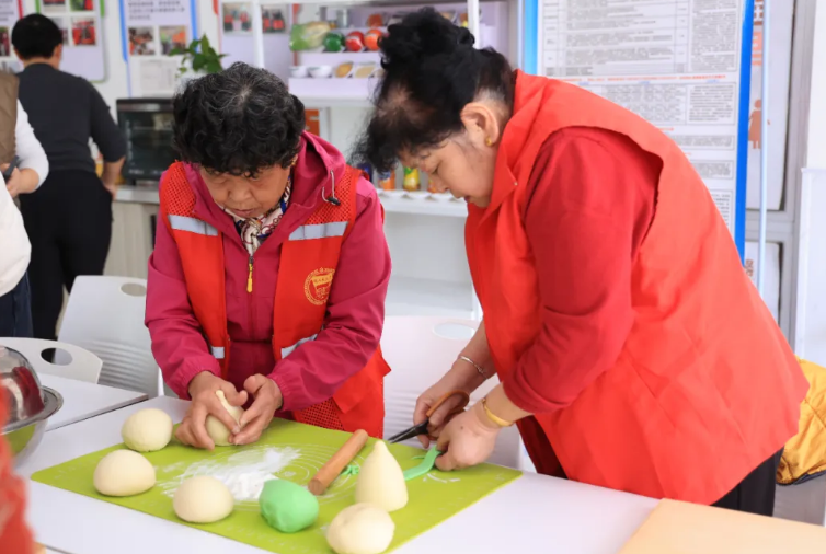 【我们的节日·重阳】临港区举行多彩活动，为老人“花式”过节