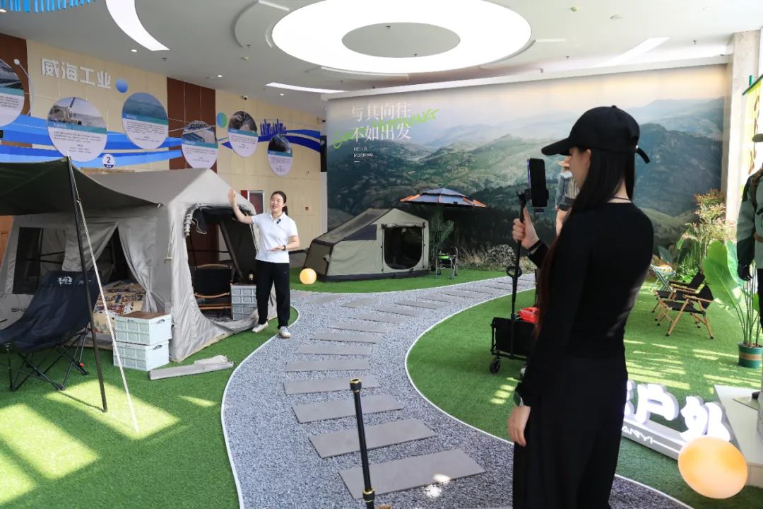 户外装备销售迎暑期热潮！临港电商“帐篷经济”持续升温
