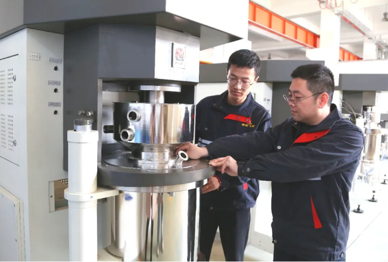 一台立式砂磨机“磨”出纳米级新高度，临港区叁星飞荣纳米攻克超细研磨核心技术
