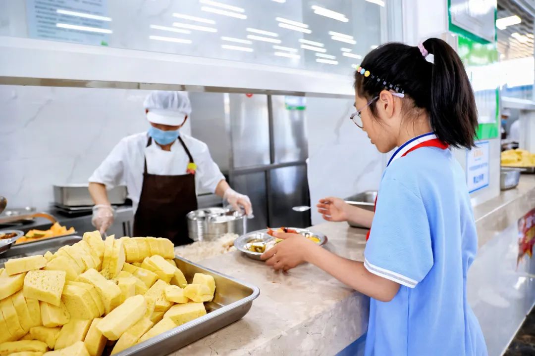 舌尖上的改革：自营食堂、家校共治，守护学生餐盘安全