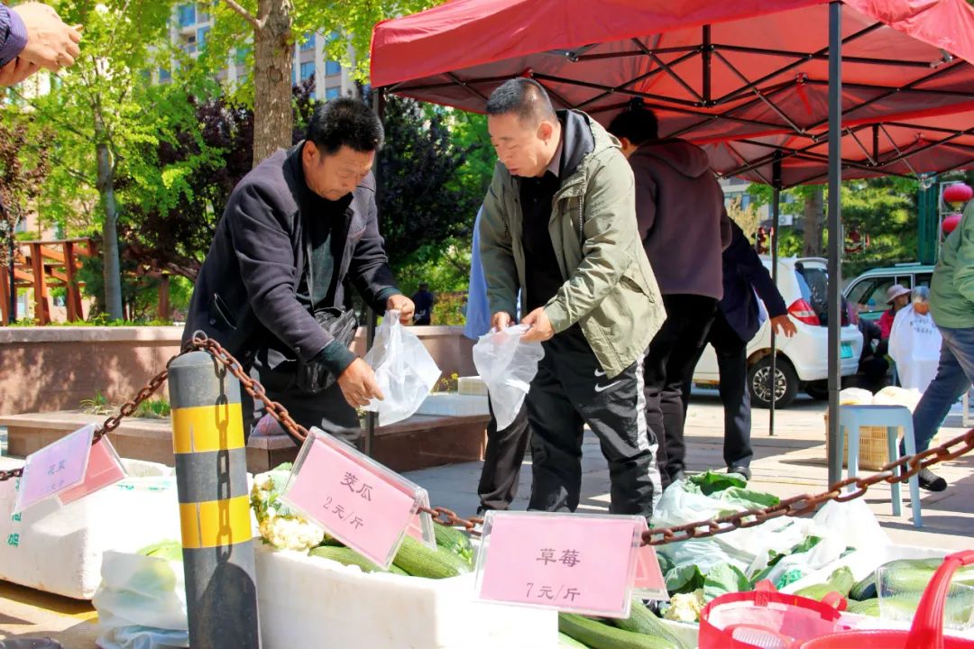 文明临港|精选好物、贴心服务，这场助农产品公益大集开在居民“心坎里”