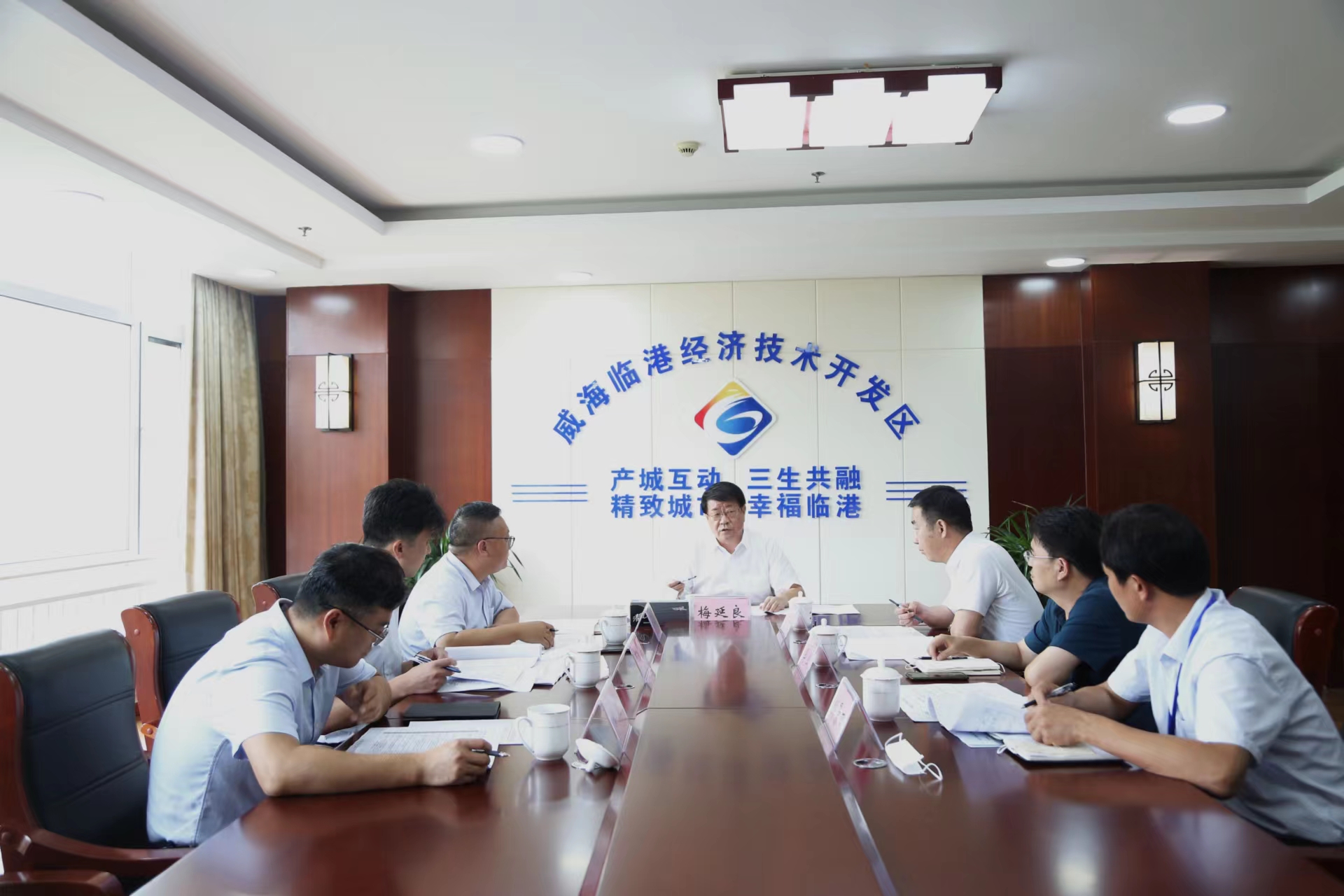 临港区召开招商引资和项目建设专题会议