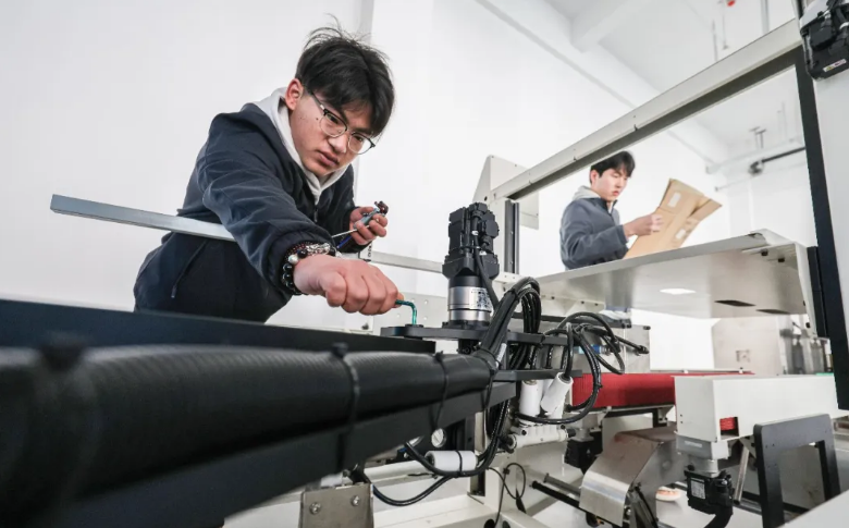 临港造机器人练就“火眼金睛”